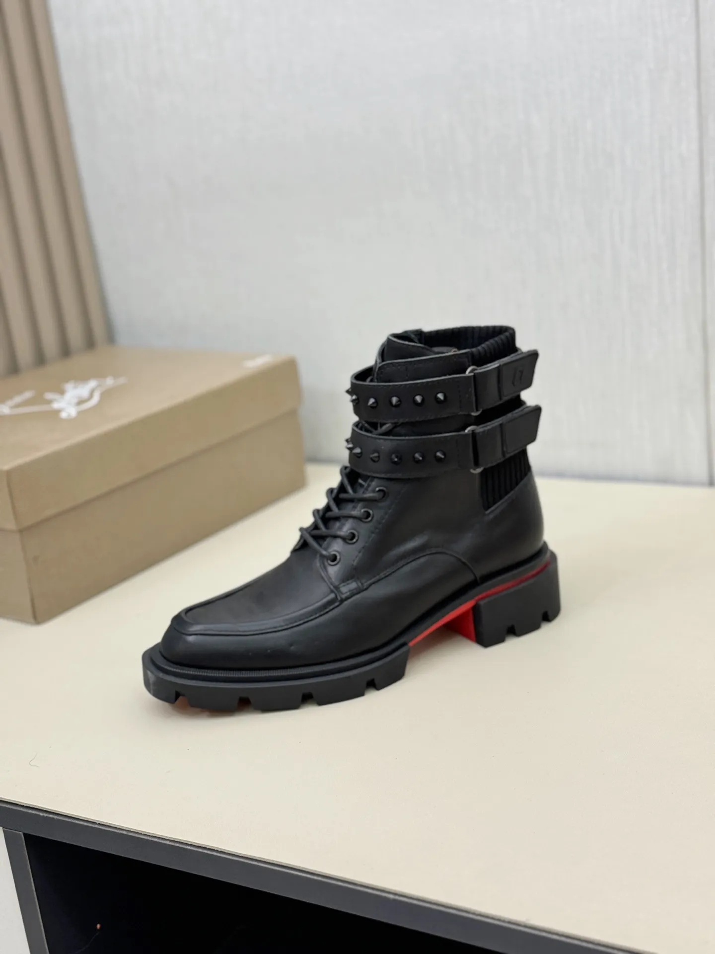 [CL～High-end men’s red-soled shoes] Top P: 940💰. Size: 39-44 (38.45.46 can be customized) 🆑Top original purchase agent Imported open-edge bead fabric and water-dyed cowhide inside 🉑️ Imported TPU rubber sole, wear-resistant and non-slip, full of European style.